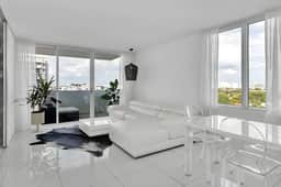 1100 West 1102 Deluxe Balcony Suite with Pool, spa, Gym