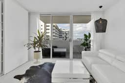 1100 West 1102 Deluxe Balcony Suite with Pool, spa, Gym