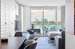 1100 West 522 Bay view Balcony Studio, Gym, Spa, Pool