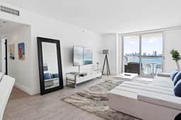 1100 West 726 Luxury Bay View 2 Bedroom 2 Bath Suite & Balcony