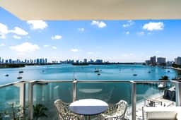 1100 West 726 Luxury Bay View 2 Bedroom 2 Bath Suite & Balcony