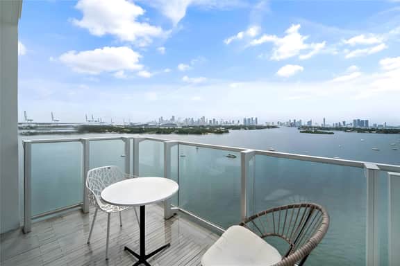 Penthouse Bay View Balcony Suite 2 bedroom/2 bath