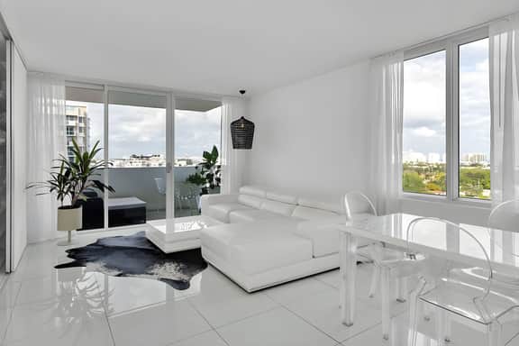 1100 West 1102 Deluxe Balcony Suite with Pool, spa, Gym