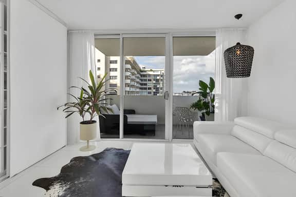 1100 West 1102 Deluxe Balcony Suite with Pool, spa, Gym