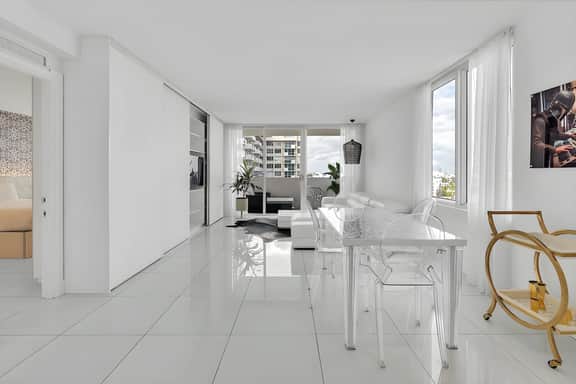 1100 West 1102 Deluxe Balcony Suite with Pool, spa, Gym