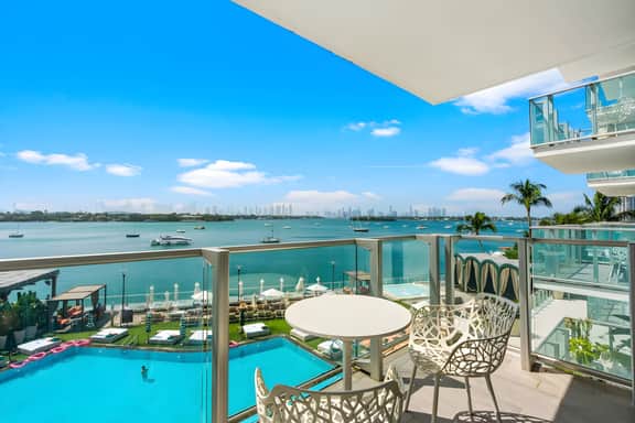 1100 West 410 Bay View Balcony King Suite