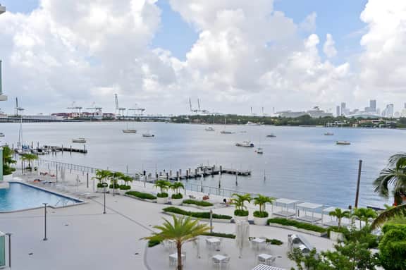 1100 West 427 Grand Suite with Private Balcony, Pool, and Gym