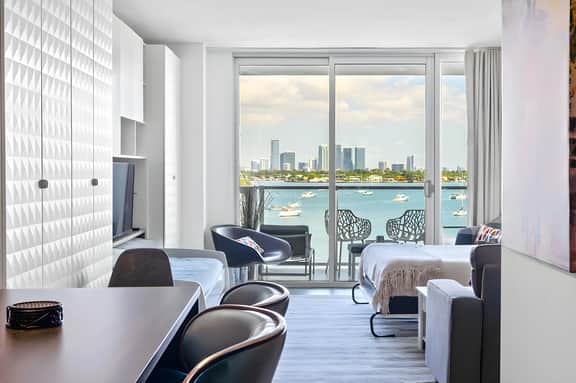 1100 West 522 Bay view Balcony Studio, Gym, Spa, Pool