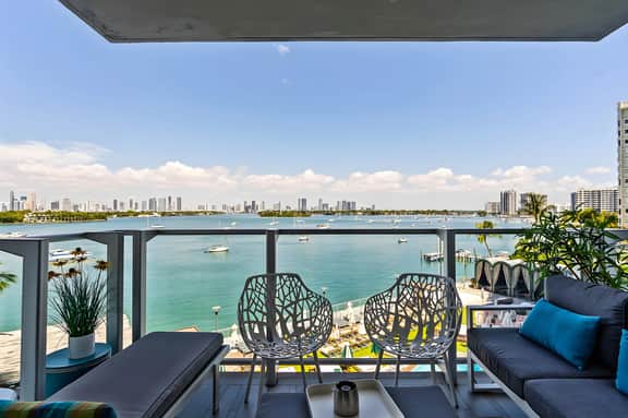 1100 West 522 Bay view Balcony Studio, Gym, Spa, Pool