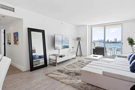 1100 West 726 Luxury Bay View 2 Bedroom 2 Bath Suite & Balcony