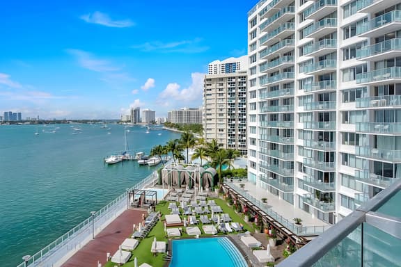 1100 West 726 Luxury Bay View 2 Bedroom 2 Bath Suite & Balcony